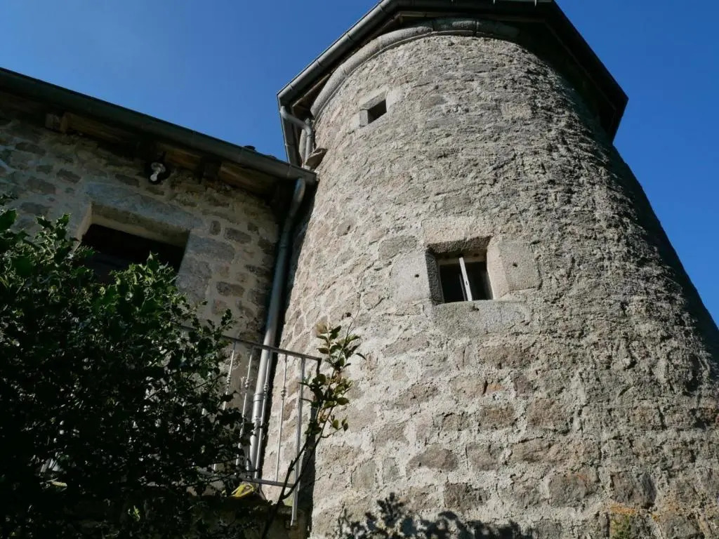 Gîte de caractère du XIIIe siècle avec cheminée et Wi-Fi - FR-1-496-55