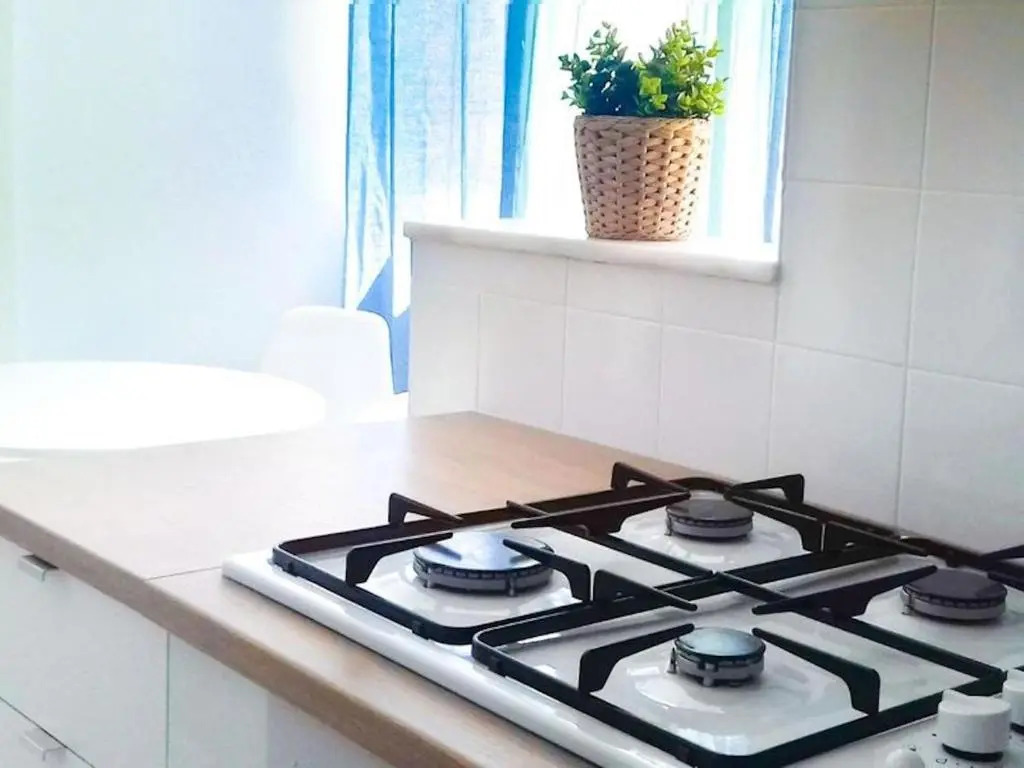 Lots of Sunlight 3 Bedroom Apartment With Balcony Air Conditioning Sys3yr