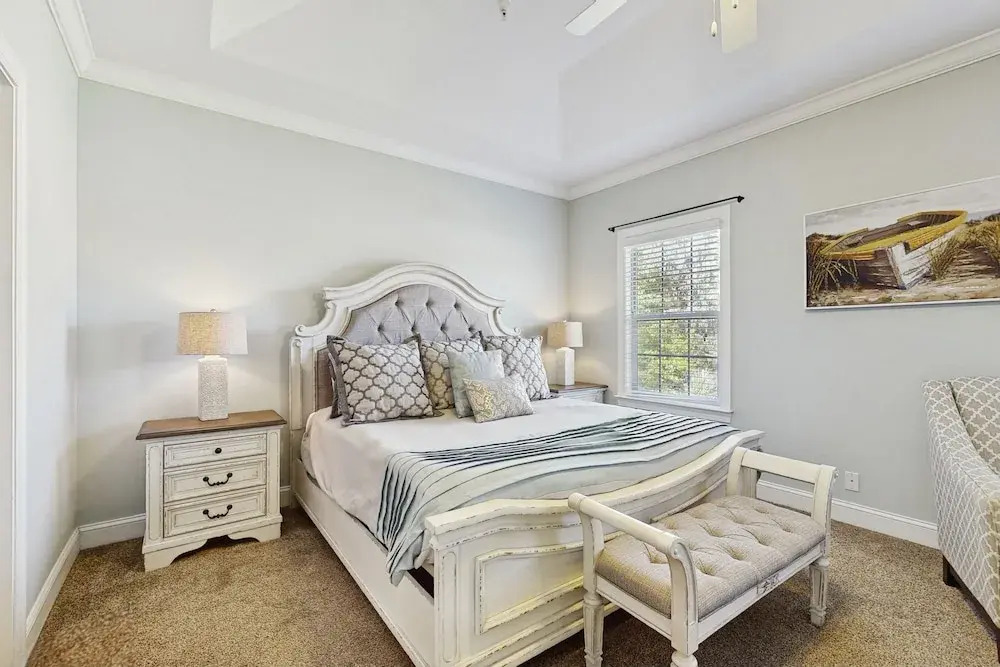 Charming Southern Townhouse W/enclosed Yard & Access to Community Pool