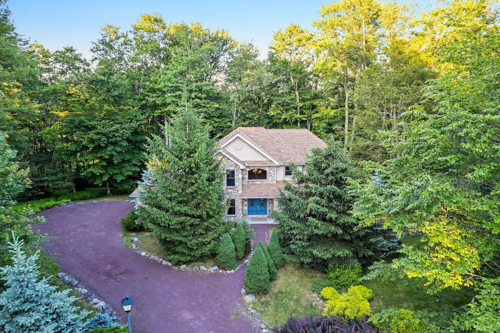 Spa Retreat With Hot Tub Sauna and Game Rooms