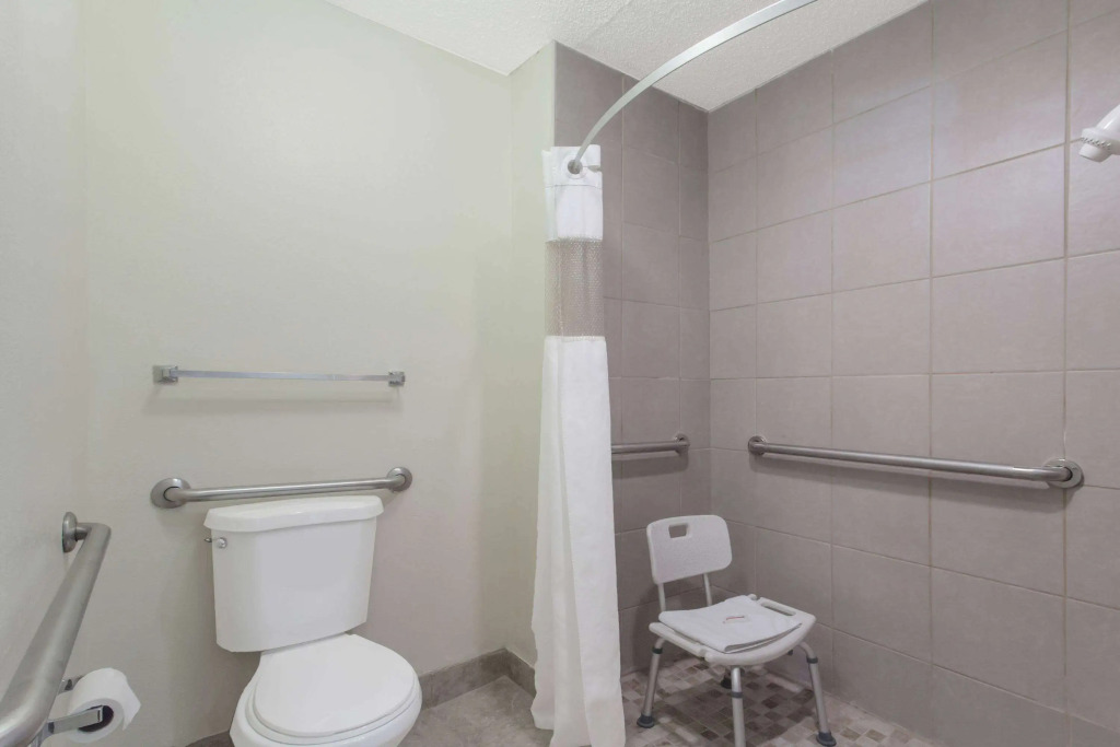Travelodge by Wyndham Clarksville