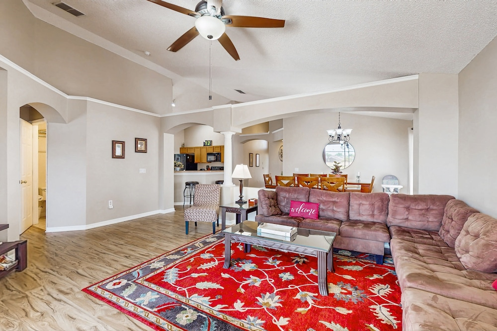 Big & Beautiful Home Close to Theme Parks W/fast Wifi, Private Patio & Pool + AC