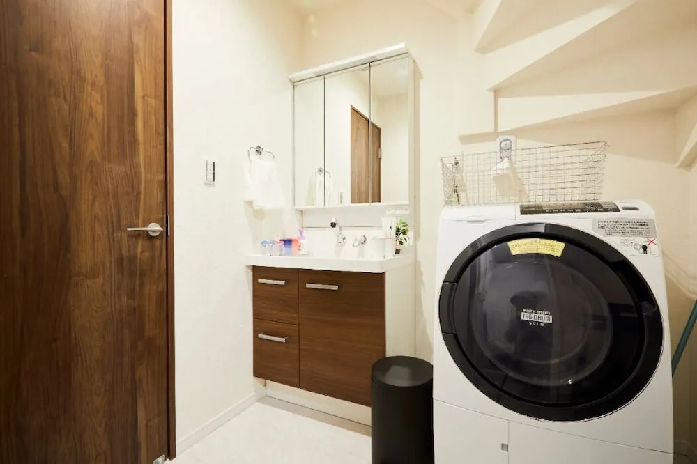 Kasai Guest House, 4min to Kasai Sta, Direct buses to Airport & Disney