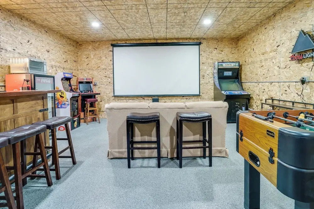 2 Mi to Super Rink: Sporty Group Getaway in Blaine