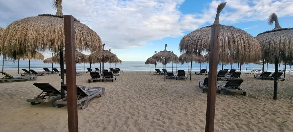 Excellent location- Beach, Pool, Telework, 2 Bikes, Parking & Wifi GRATIS at "CaSa Carol'S"