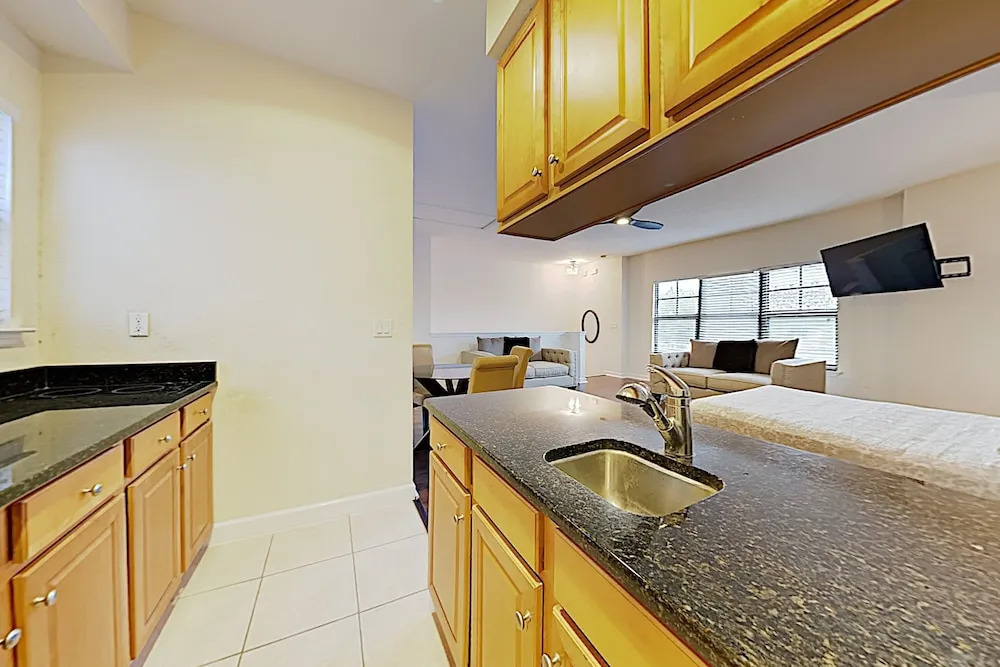 New Listing! 2-unit Palencia City Center 3 Bedroom Townhouse