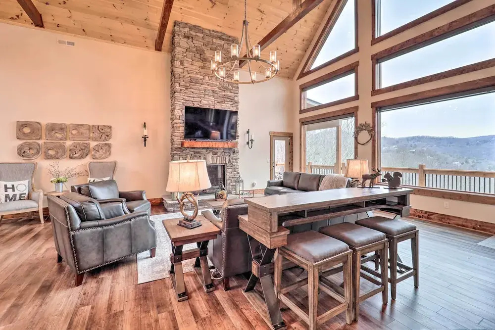 Mountainside Family Retreat w/ Deck in Banner Elk!
