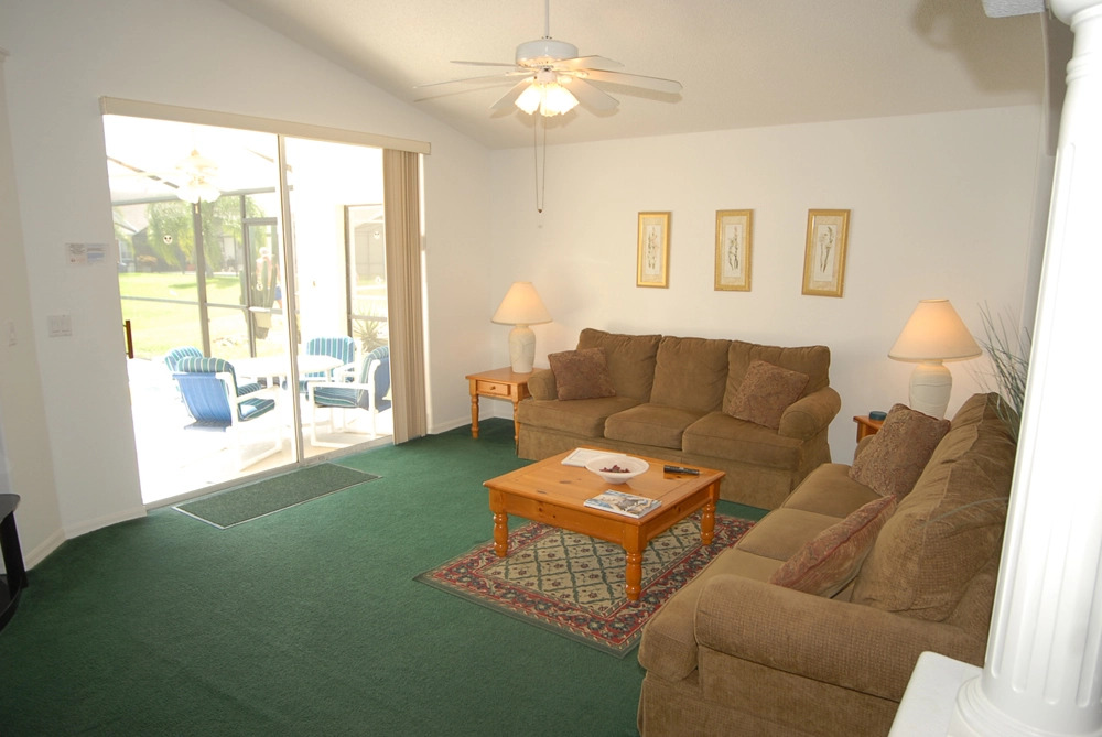 Single Story Lake View Family Pool Home, Davenport, US