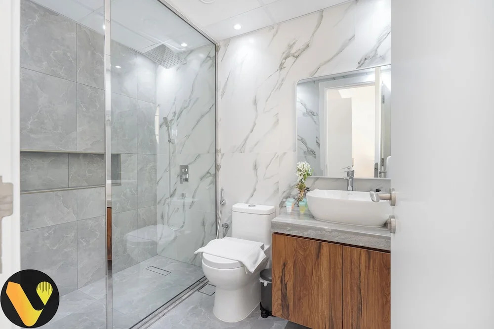 Vogue Vacation Homes, Springs Emirates Living near The Springs Souk, JBR, Marina, Mall of the Emirates, Spacious Villa with Garden and access to Lake and all Amenities in the Community