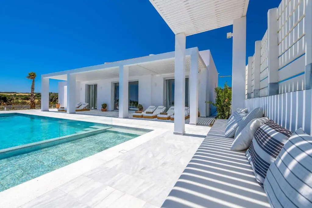 Seashore Villa - Luxury Beachfront - Pool & Sea View