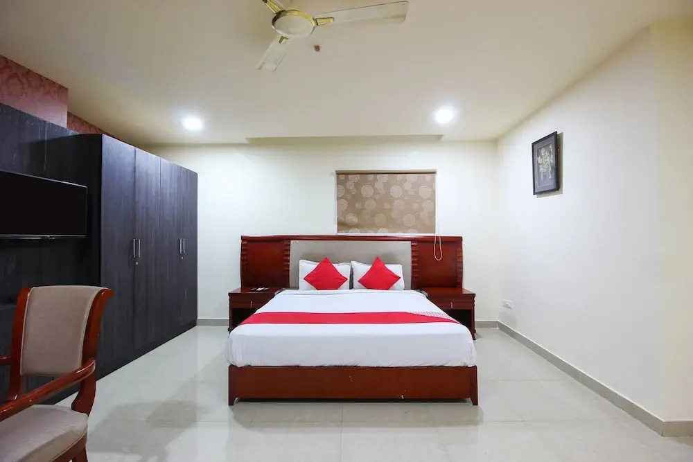 OYO 22737 Chandra Grand Hotel