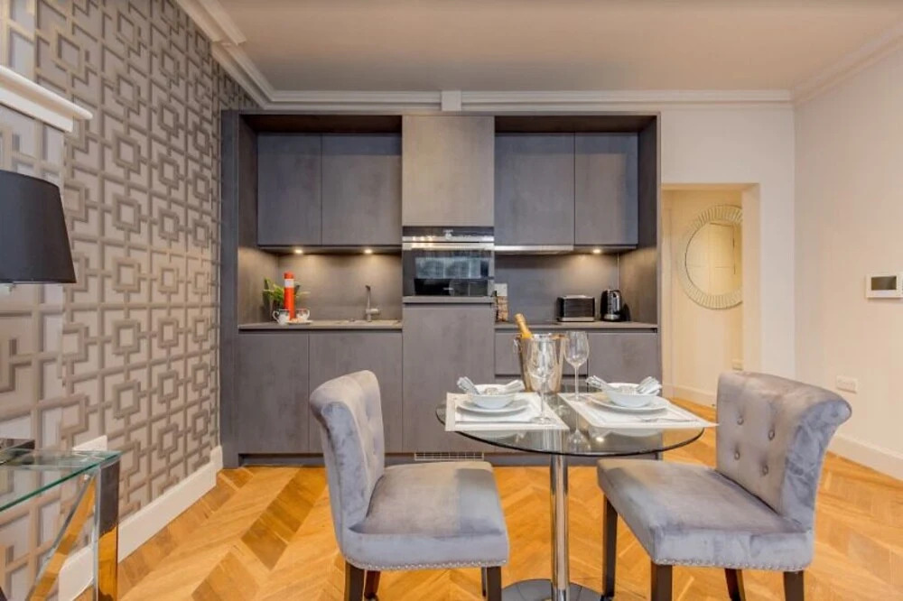 Chic and Sophisticated Apartment in the West End, Edinburgh
