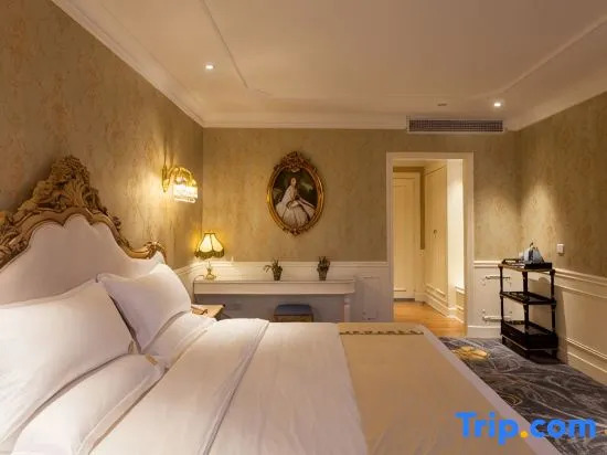 Haikou Monet Garden French Light Luxury Hostel (Qilou Old Street)