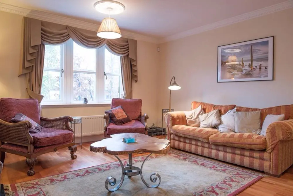 5 Bedroom House With Free Parking