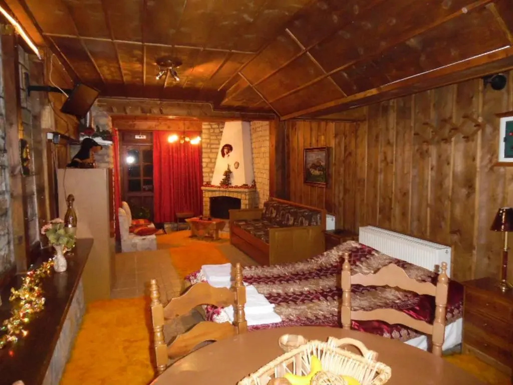Elatos Rooms