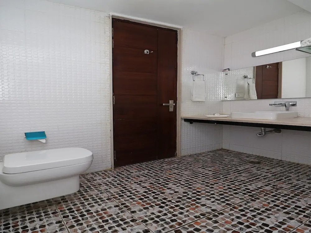 OYO 12823 Hotel Pearl Avenue