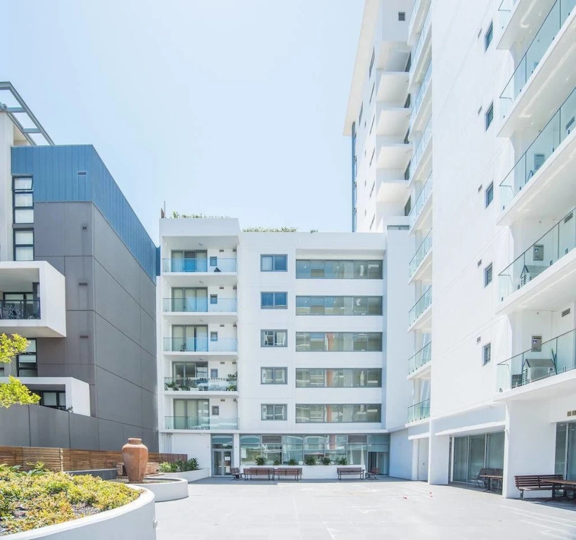 Spacious Central Apartment Walking Distance To Beach