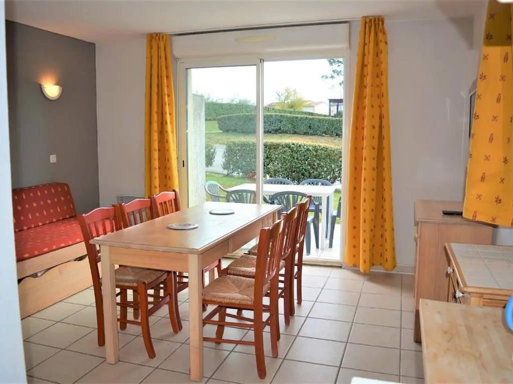 Maison Duplex avec Terrasse, 2 Chambres, Piscines et Parking - FR-1-382-19