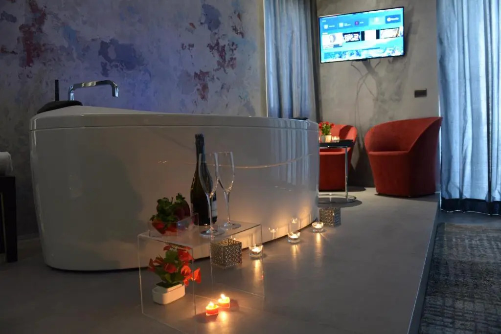 Suite28 (Adults Only)