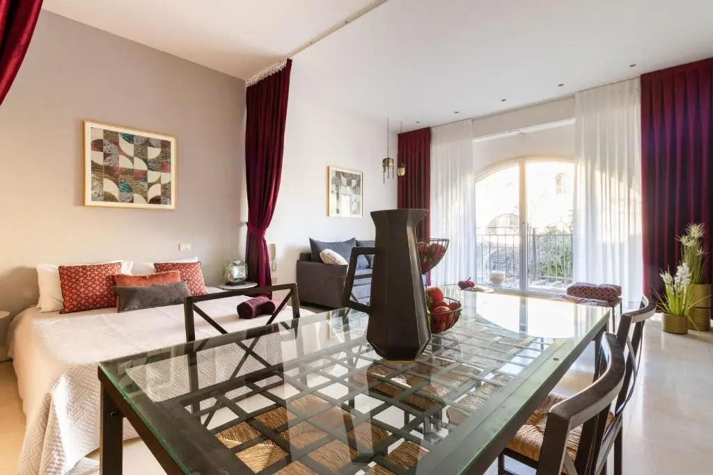 Cosy Studio in Mamilla, free parking up to 5 ppl