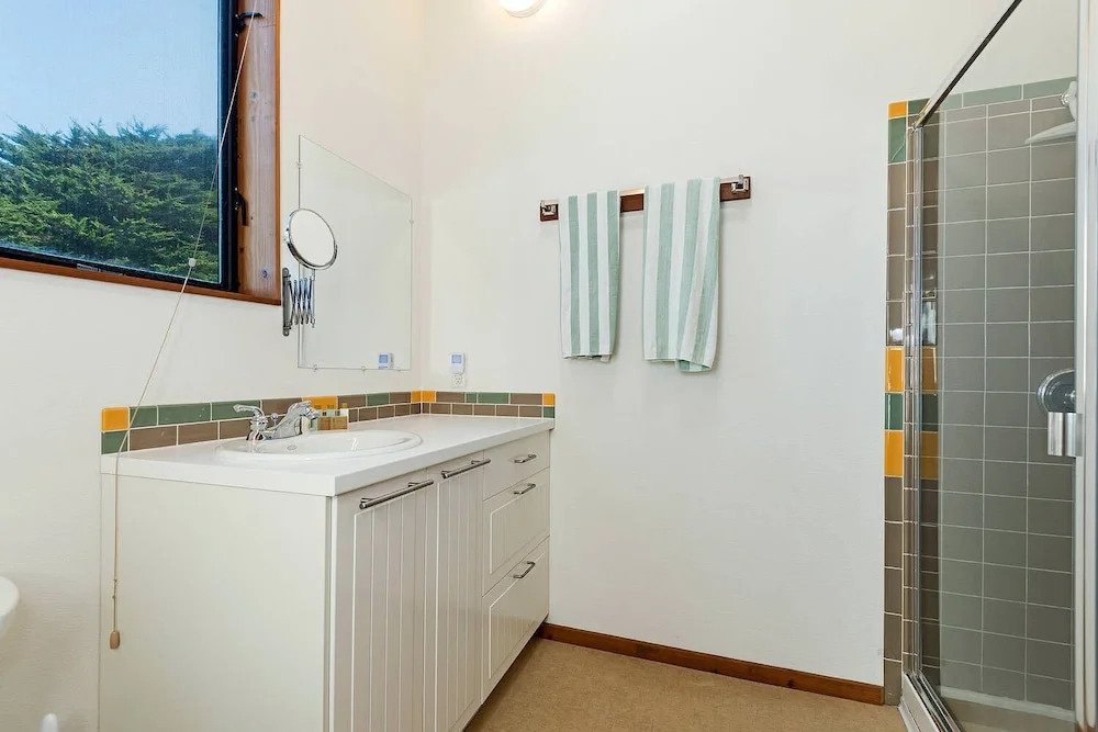 Haltwhistle West w/ Ocean Views!