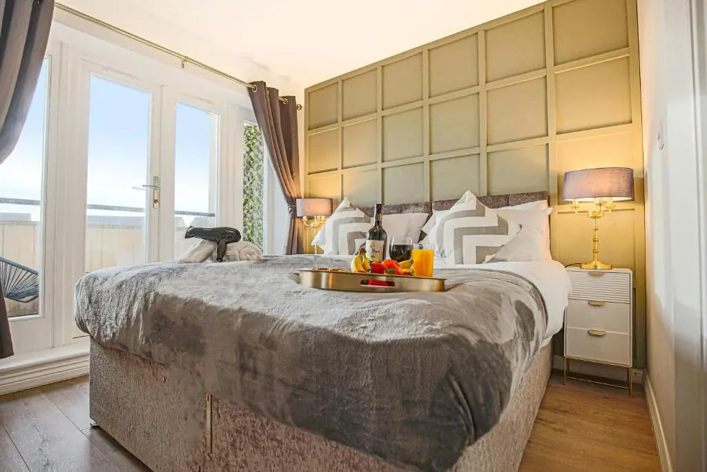 Luxury 5 Bedroom 3 Bathroom House with Smart TVs, Super Fast Wifi, Free Parking and Garden by Yoko Property