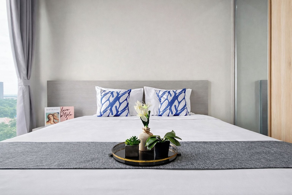 Wooden Accents Studio At Monroe Tower Apartment