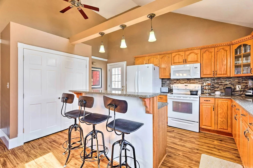 Coastal Abode w/ Beach Views, Walk to Beach & Bars