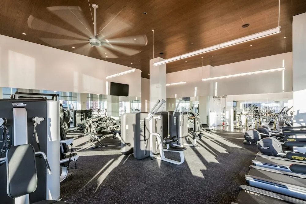 Deedee's Sky Rise Apartments - Newport 2