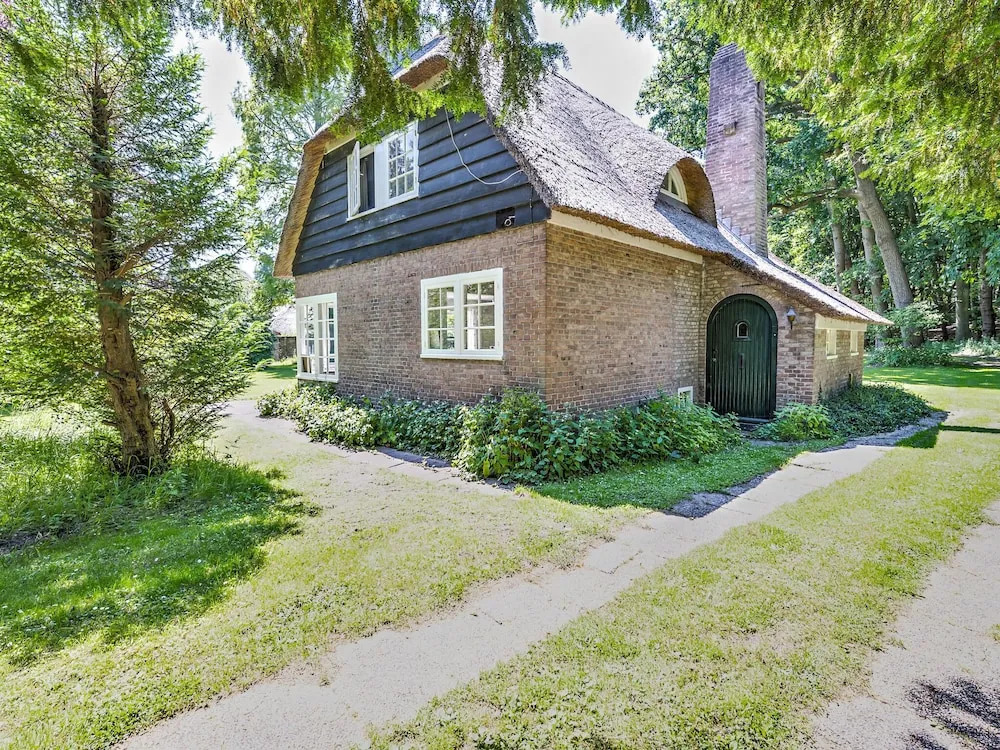 Lovely Chalet near Sea in Oostvoorne