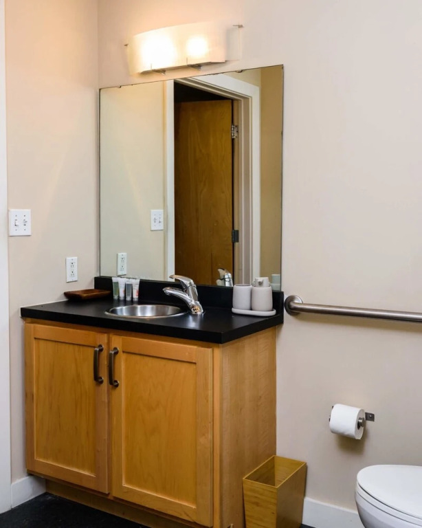 Spacious DT Lofts with Full Kitchen by Zencity
