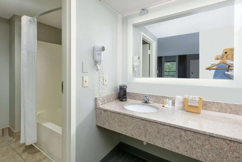 Super 8 by Wyndham Diberville Biloxi Area
