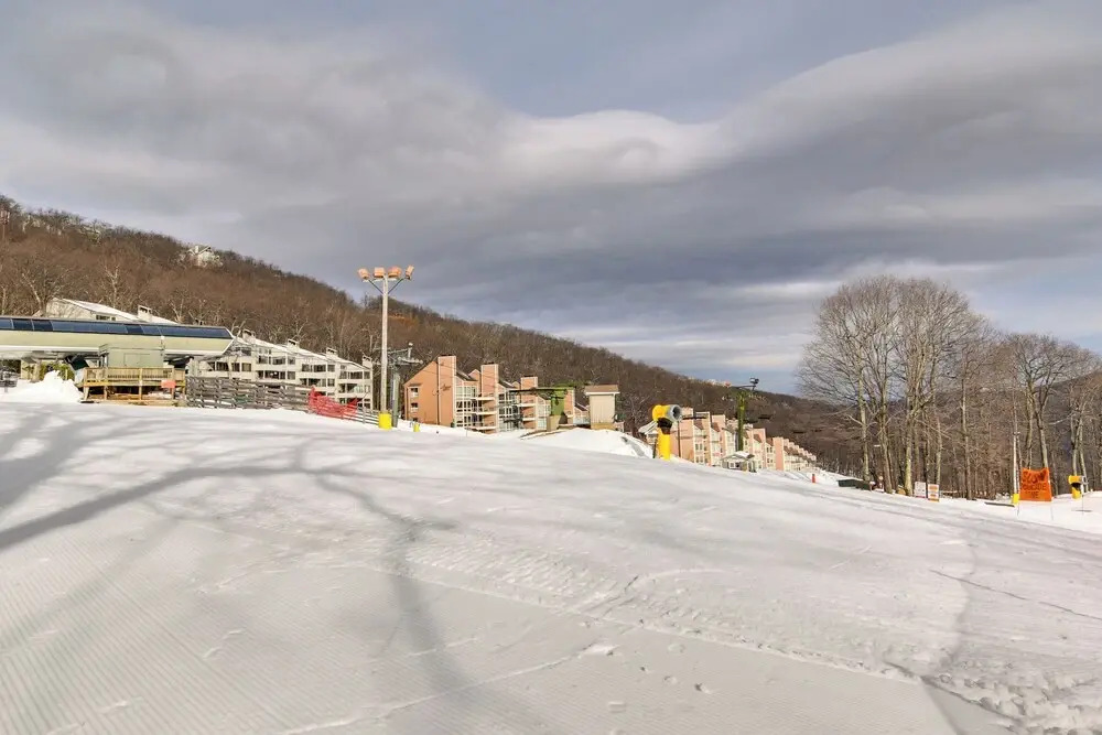 Ski-in Ski-out Wintergreen Condo w/ Balcony