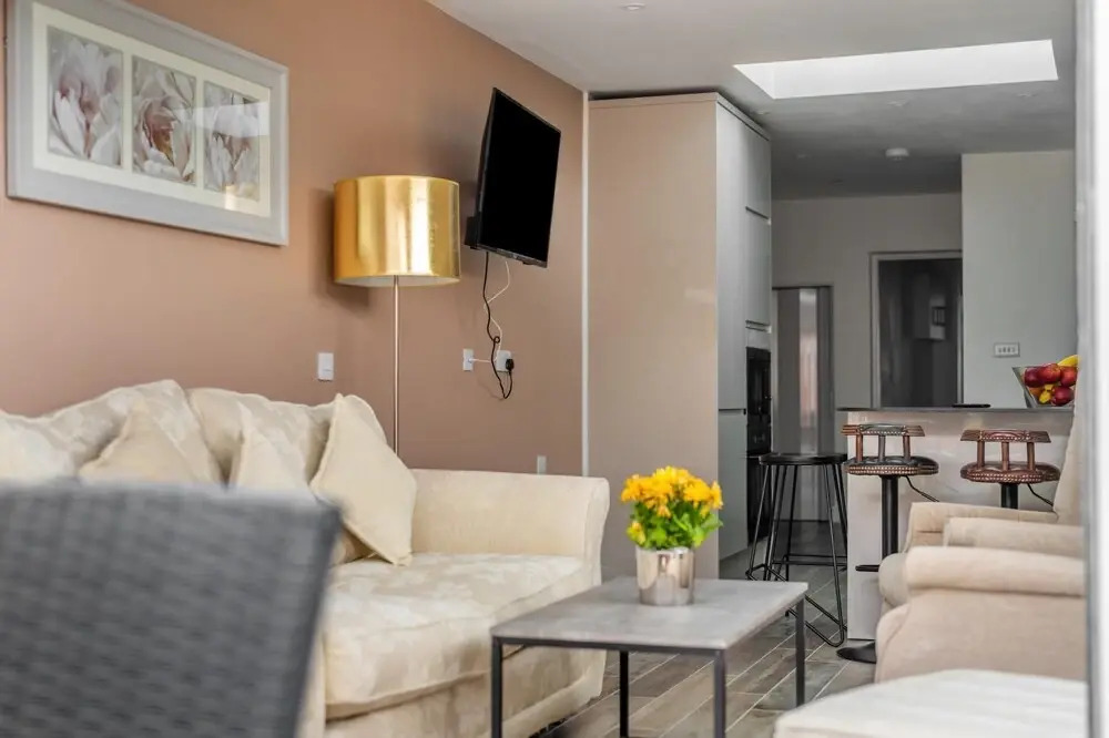 Stylish & Sleek 3BD Home Including Guest House in Southall