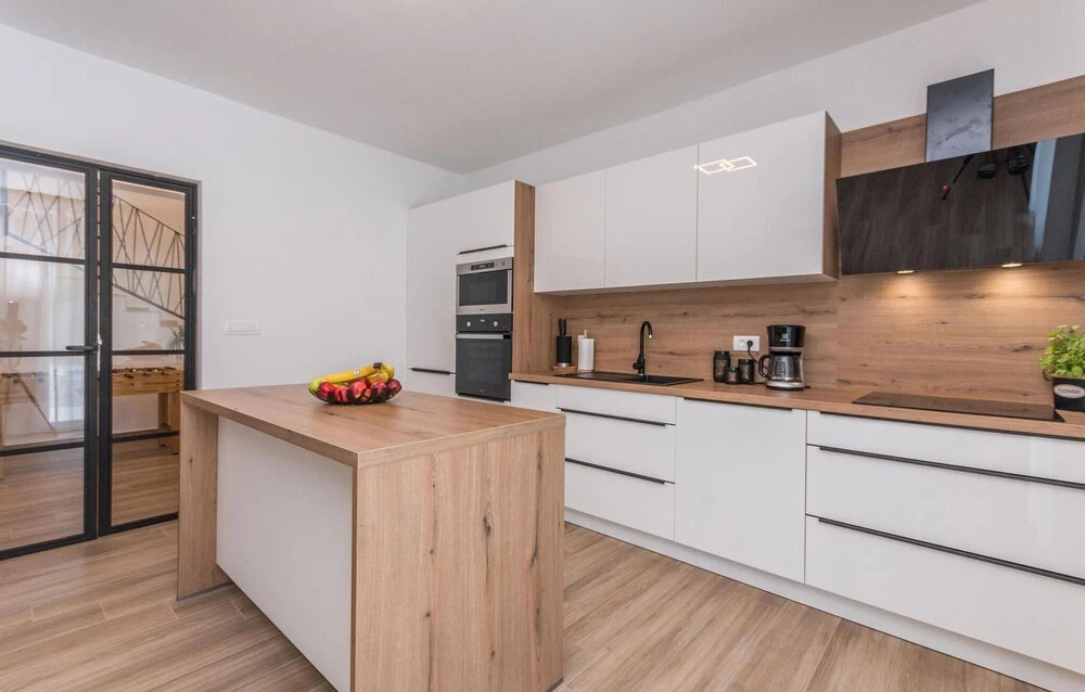 Stunning Home in Donje Rastane With Wifi, 4 Bedrooms and Outdoor Swimming Pool