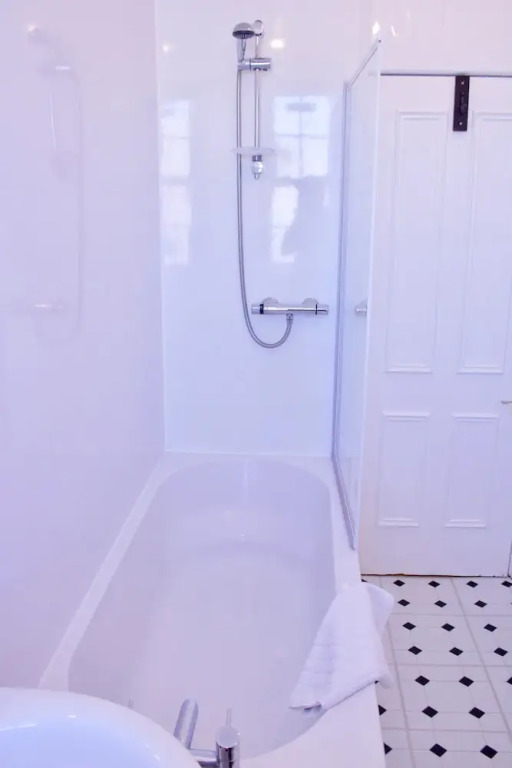 2 Bedroom Central Edinburgh Flat