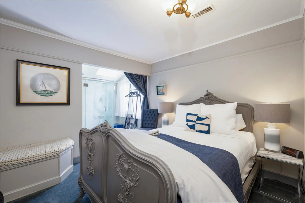Nantucket Whale Inn, Half Moon Bay