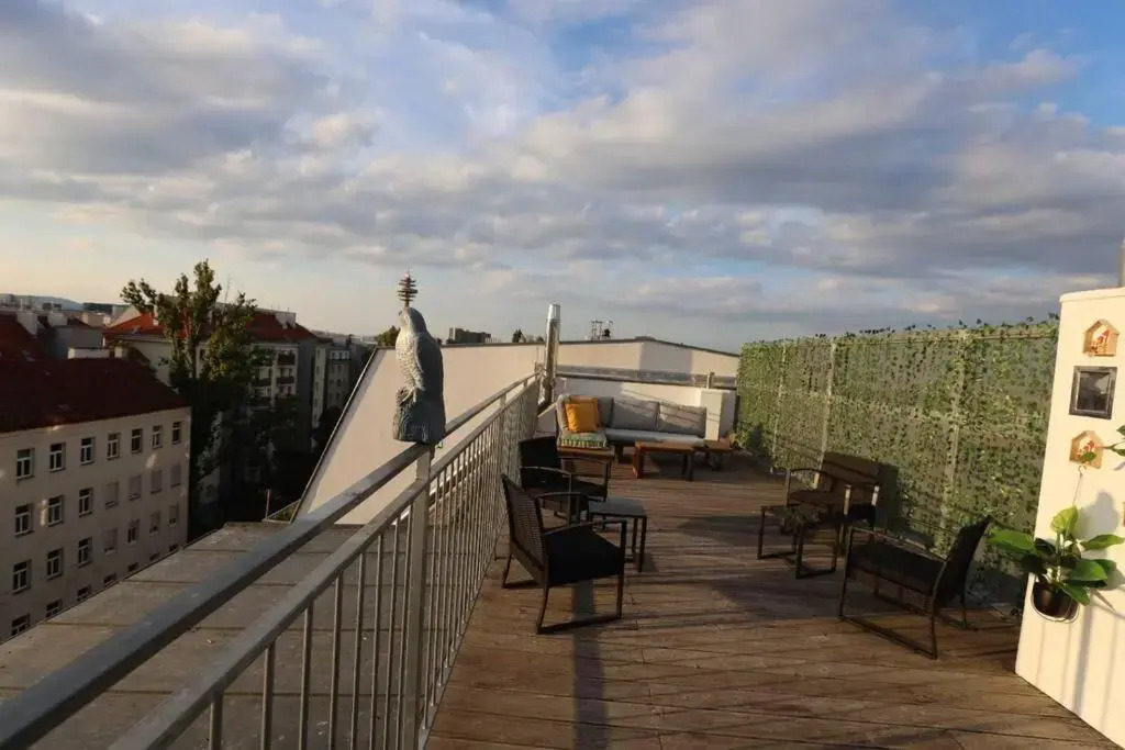 Sunny & large Penthouse with View above Vienna DG6