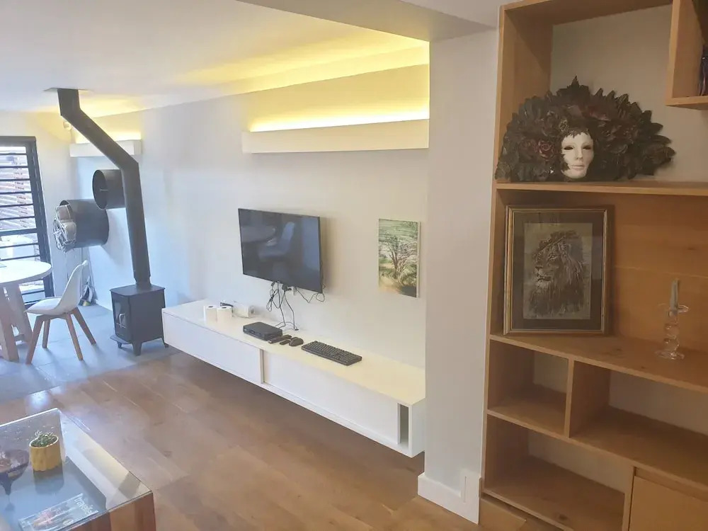 Small Cottage With sep Bedroom, Specious Bathroom, Lounge and Open-plan Kitchen