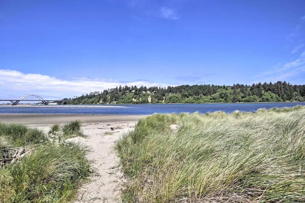 Waldport Townhome w/ Dog Run on Alsea Bay!