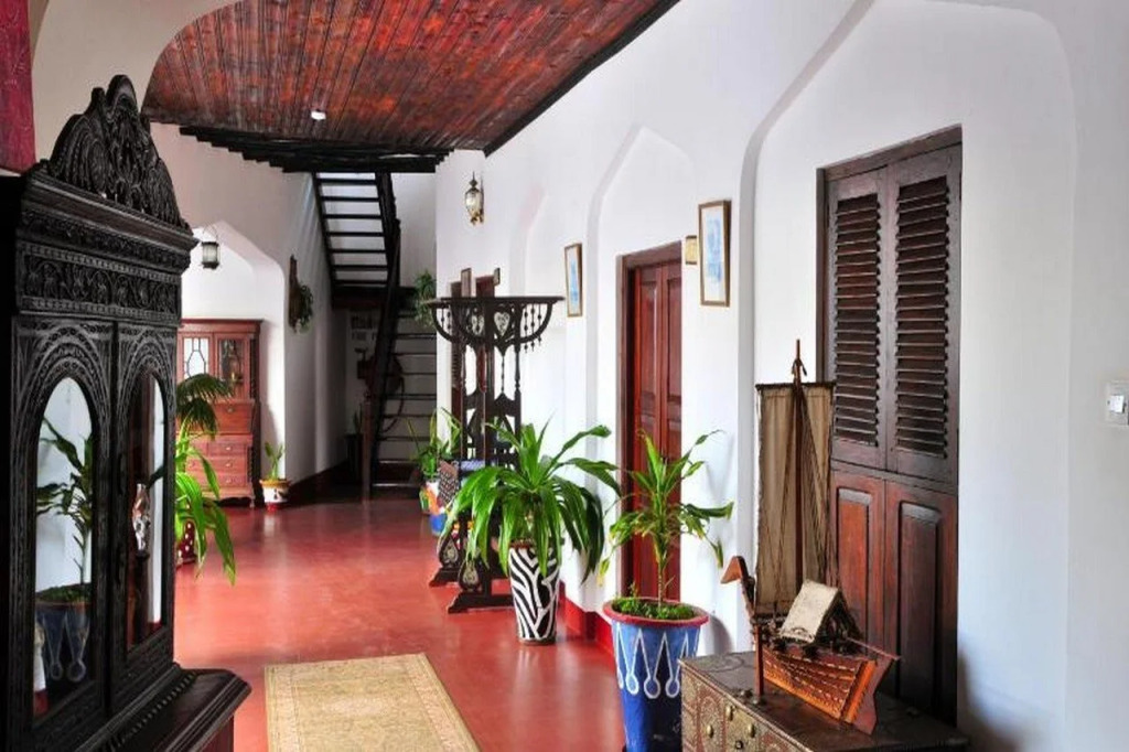 Dhow Palace Hotel