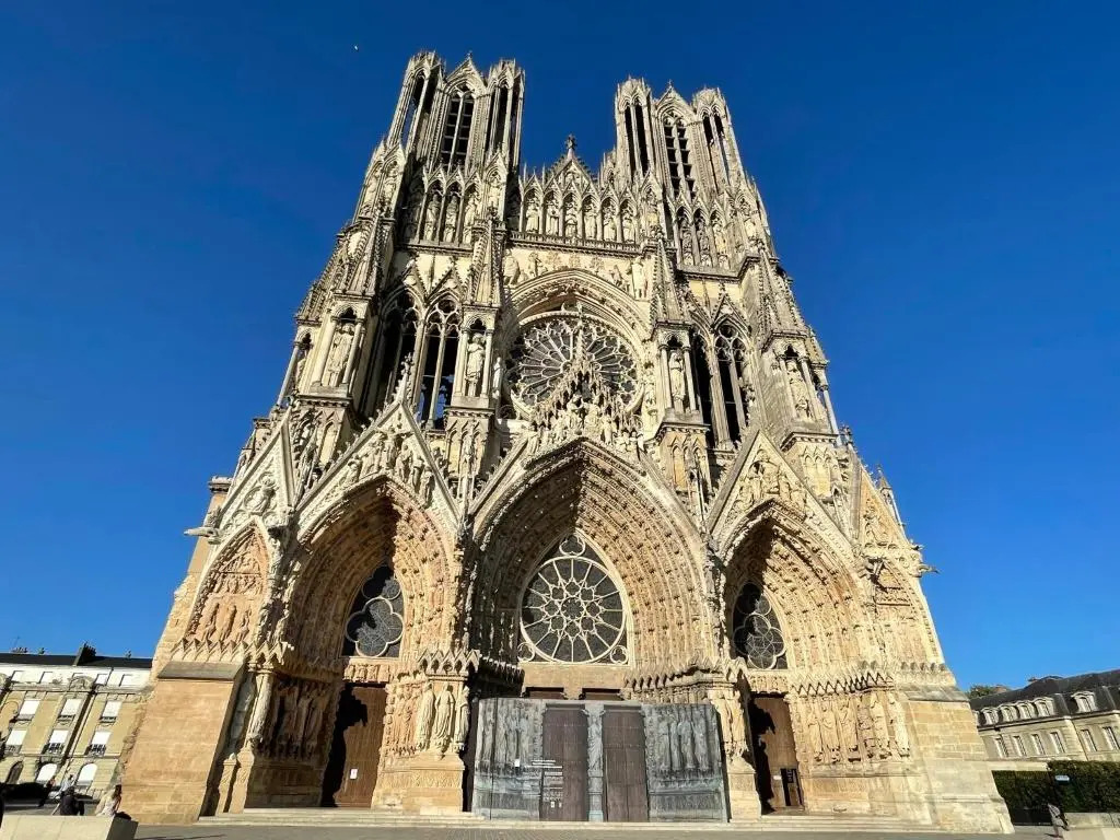 Charme de l'ancien pour cet appartement entièrement rénové dans l'hypercentre de Reims