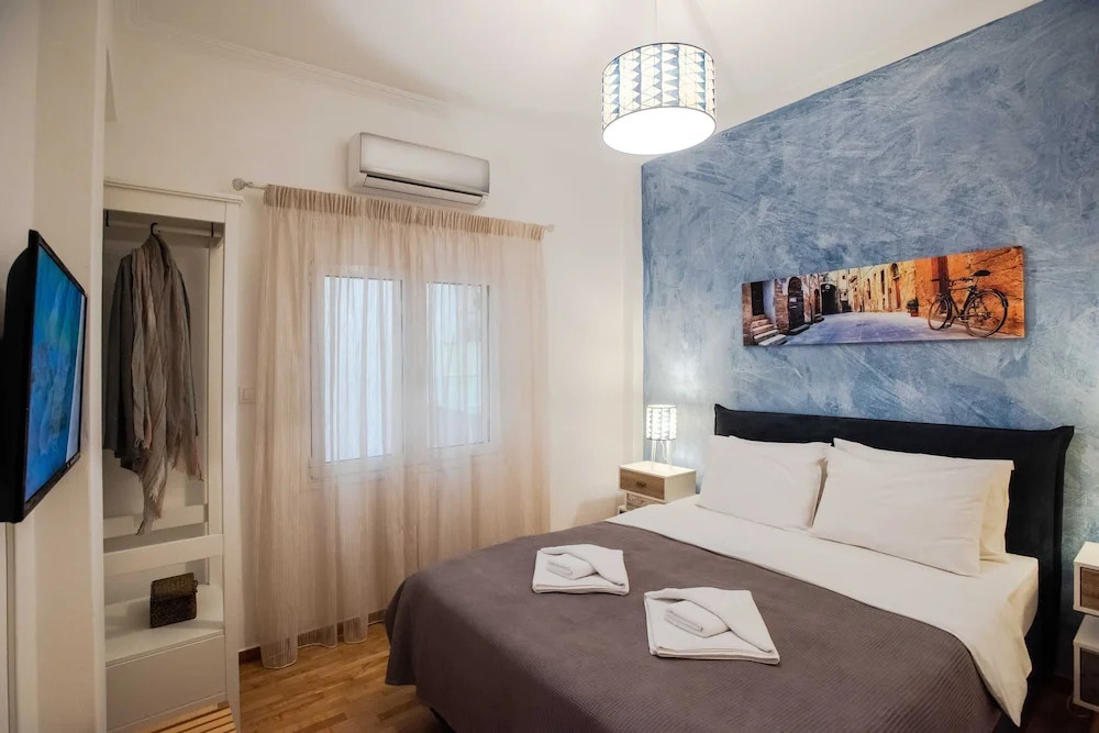 Blue Ark Comfort near Acropolis