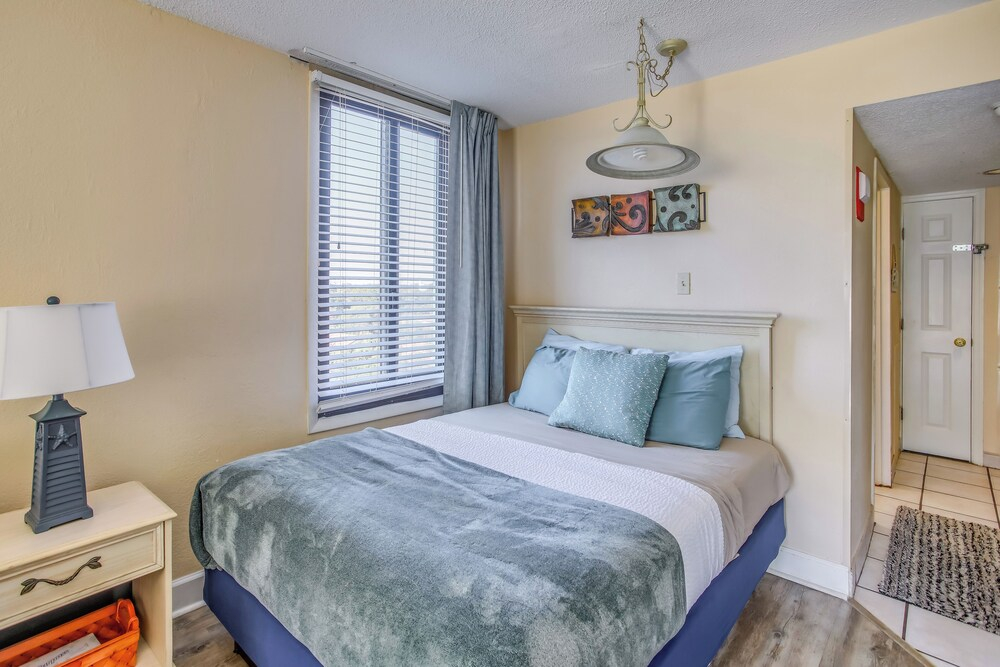 Beachfront Condo w/ Balcony & Pool in Myrtle Beach