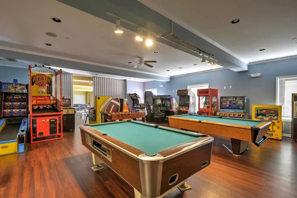 Large Deck + Resort Amenities: Lake Ariel Retreat