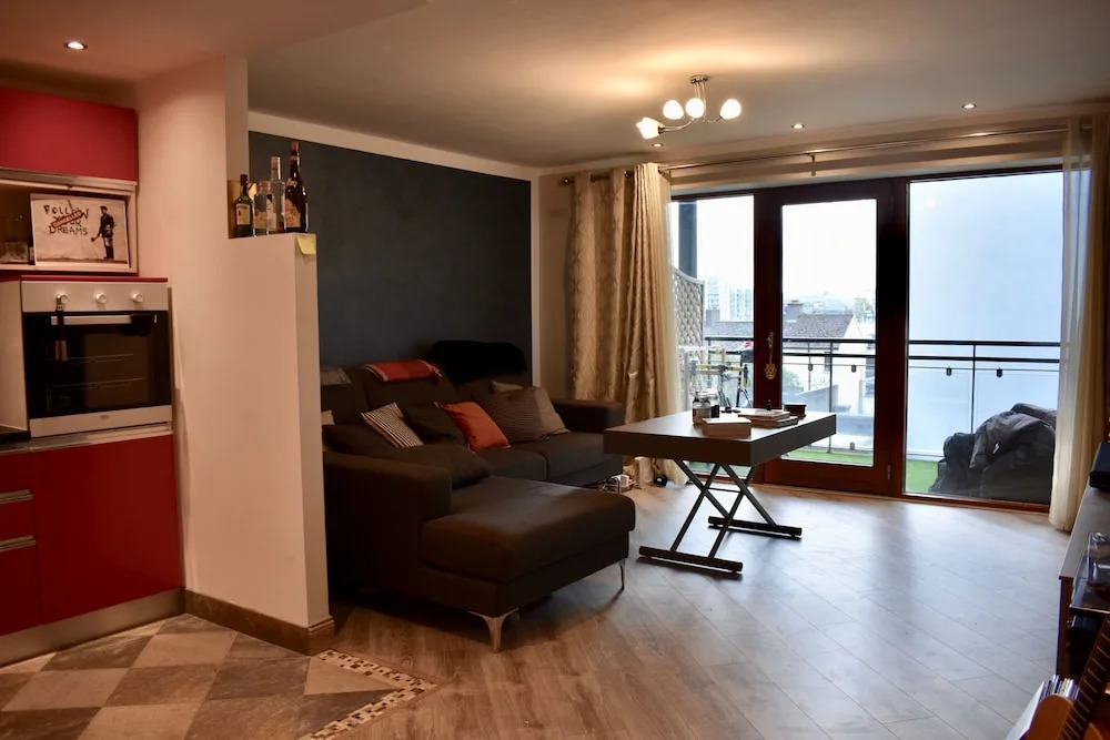 Artistic 1 Bedroom Apartment With Balcony Ifsc