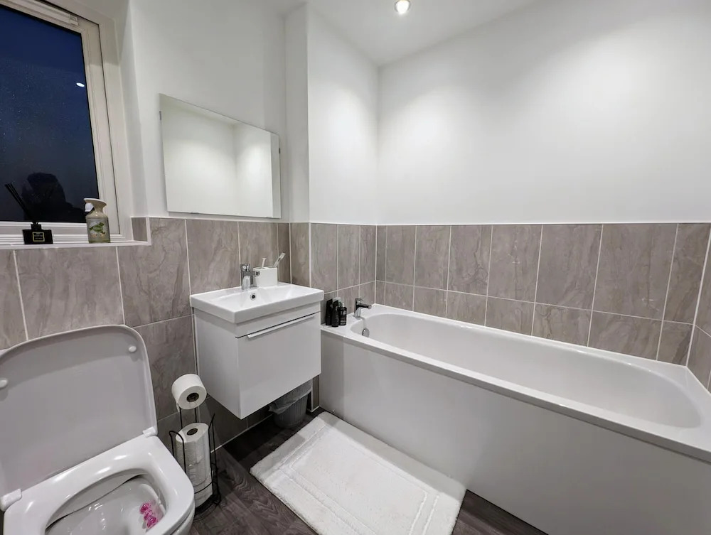 Charming 4-bed House in Newport