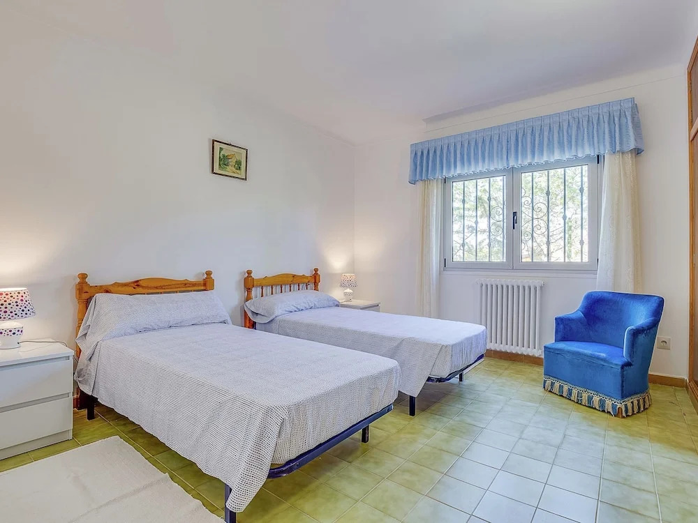 Spacious House in Quiet Residential Area With Private Pool, Terraces and BBQ