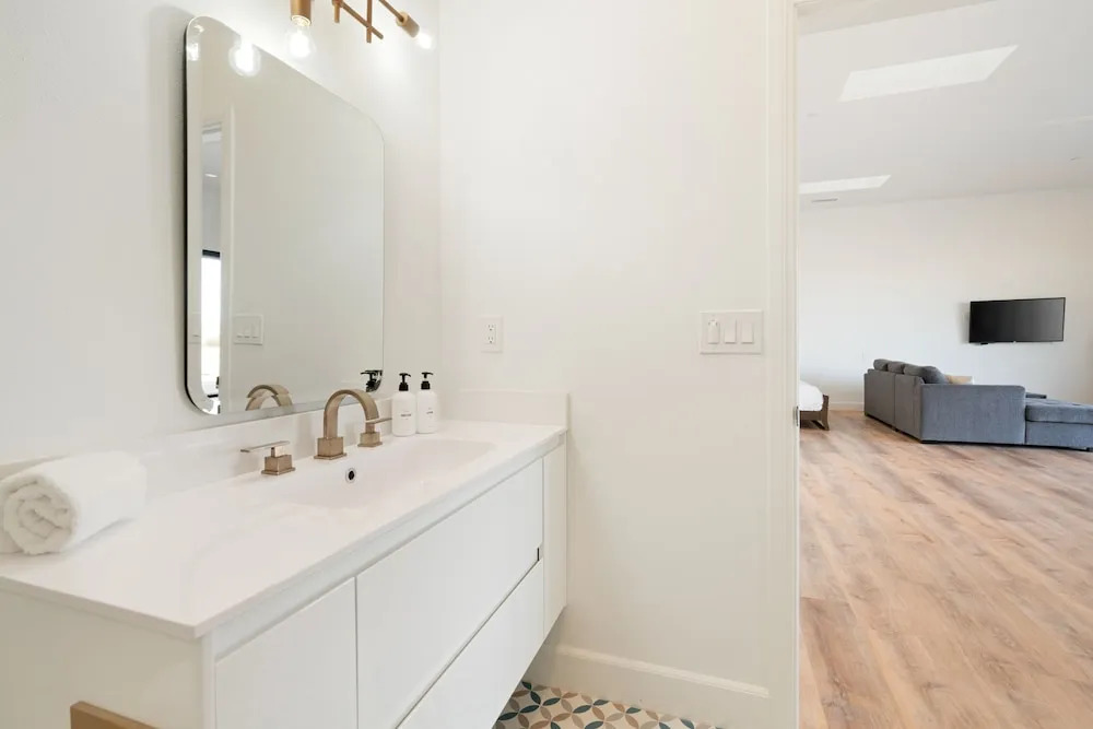 Back Haus - Views, Dark Skies And Fire Pit! 1 Bedroom Home by RedAwning