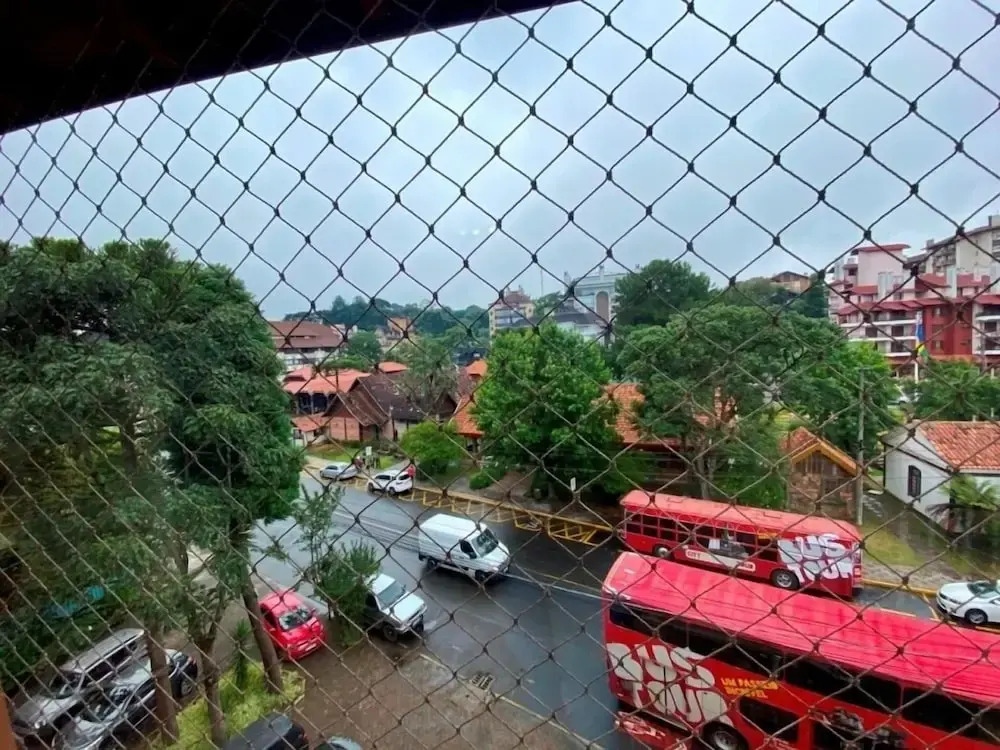 Cobertura ao Lado da Rua Torta  Gramado